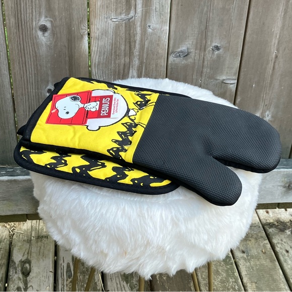 Peanuts Charlie Brown Oversized Oven Mitt & Pot Holder Set - Picture 4 of 4